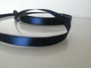 1 BOBINE RUBAN SATIN BLEU FONCE 25MM 6MM