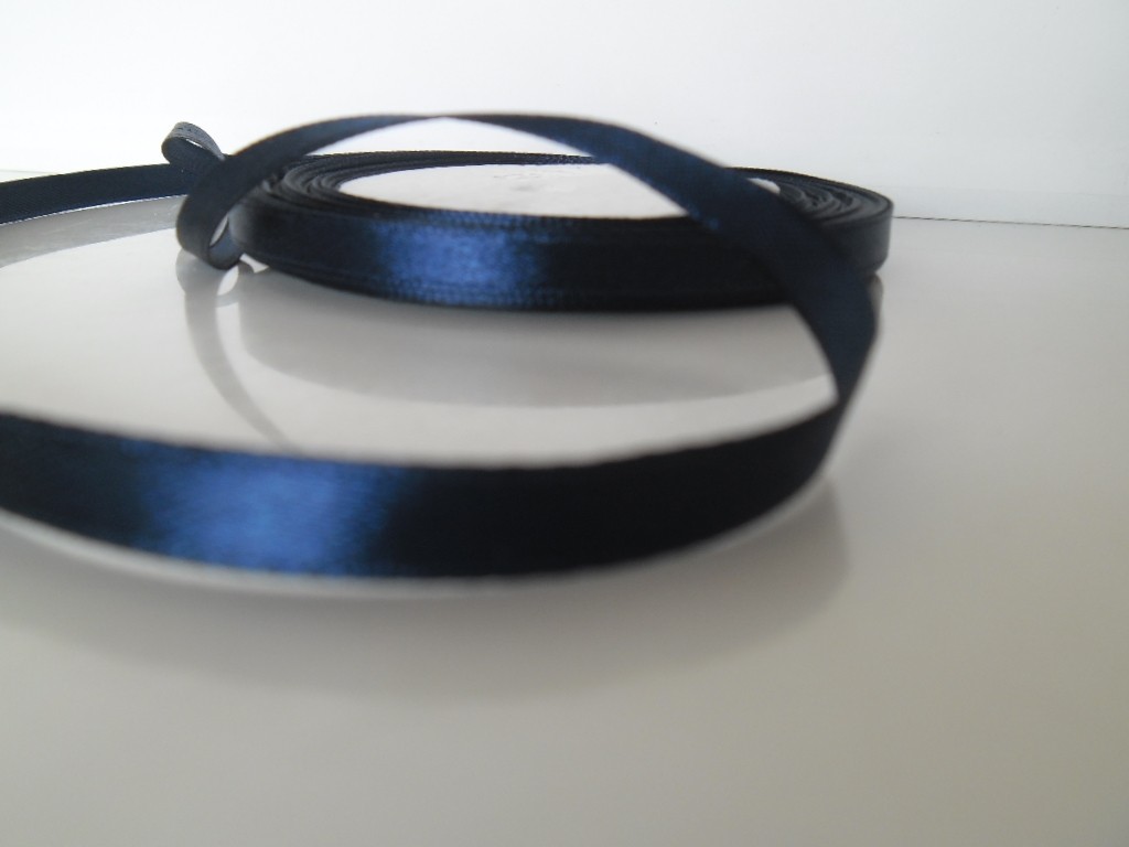 1 BOBINE RUBAN SATIN BLEU FONCE 25MM 6MM